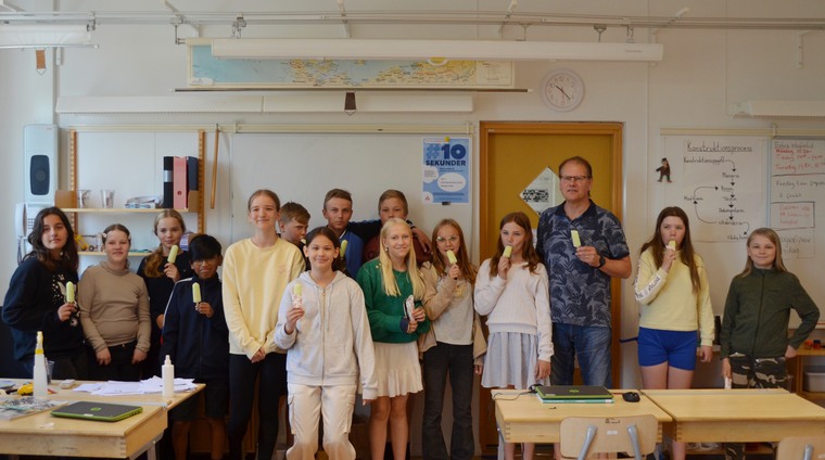 Hela klass 5 står framme vid tavlan på Siljansnäs skola
