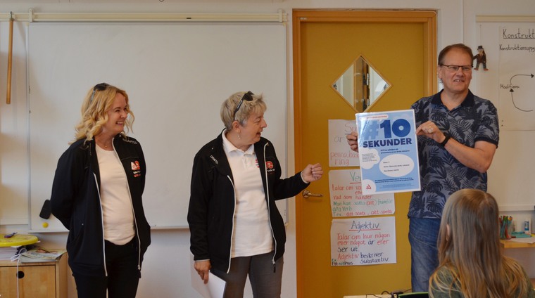 Eveli Jönsson och Rose-Marie Örtlund från NTF Dalarna delar ut pris till klass 5 på Siljansnäs skola.