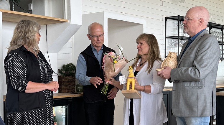 Stina-Kari Axelsson och och Per Westblom på Kulturskolan tar emot priset Guldhästen av representanter från Företagarna Leksand.