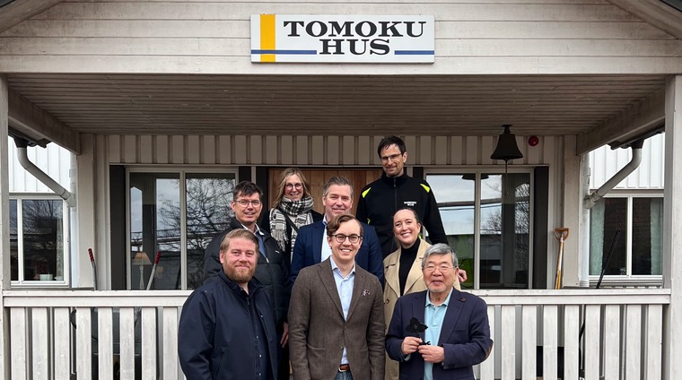 Representanter från Leksands kommunledning och näringslivsenhet tillsammans med representanter från Tomoku hus där det senaste företagsbesöket gjordes.