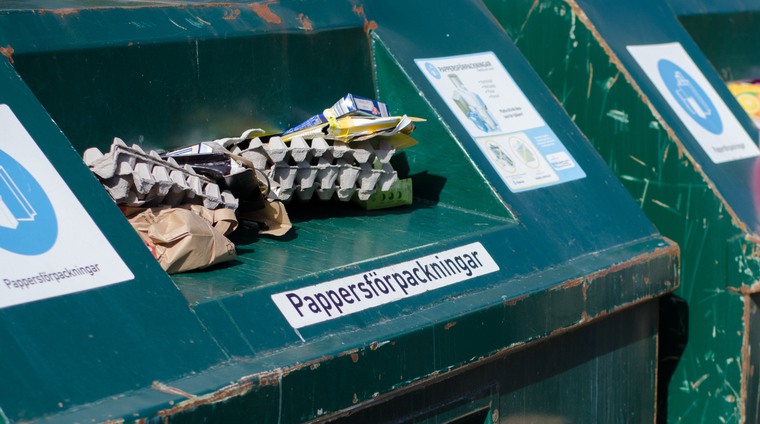 En grön container för förpackningsavfall vid en återvinningsstation