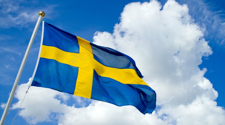 Den svenska flaggan mot blå himmel