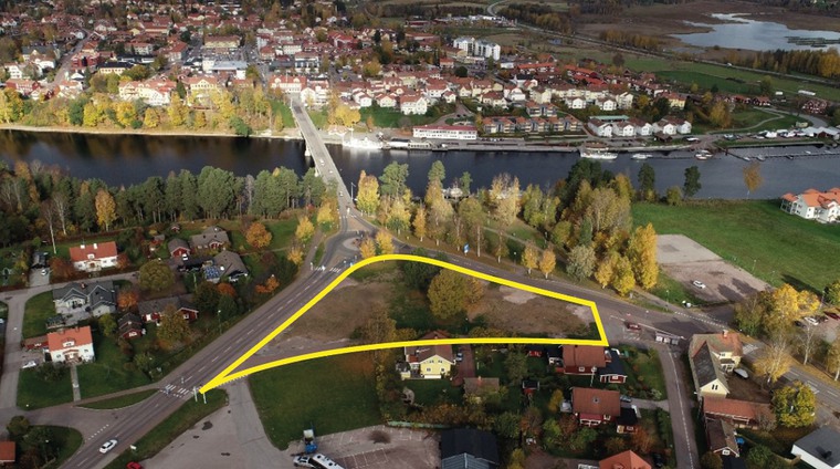 Gul markering på en översiktsbild som visar området för Åkerö brofäste