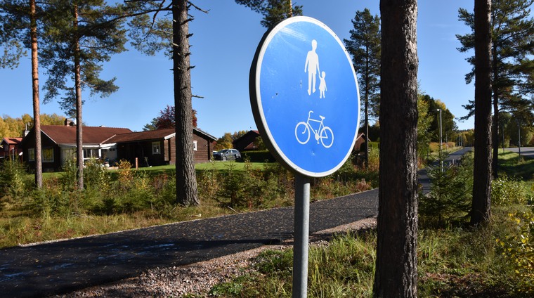 Bilden visar gång- och cykelvägen på Knippboheden i Insjön.