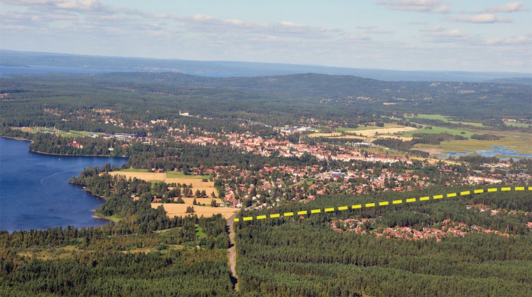 Flygbild över området för moskogsvägen, där placeringen av vägen är markerad.